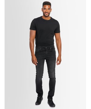 A. Salvarini Herren Jeans Hose Regular Slim Fit Stretch – Designer Denim

Diese hochwertige Herren Jeans von A. Salvarini überzeugt mit ihrer perfekten Passform und exzellentem Tragekomfort. Dank des 2% Elasthan-Anteils bietet sie optimale Bewegungsfreiheit und sitzt angenehm auf der Haut. Ein zeitloser 5-Pocket-Style macht diese Jeans zum idealen Begleiter für jede Gelegenheit.

Details:
✔ Modell: Salvarini Basic Jeans
✔ Marke: A. Salvarini
✔ Farbe: Auswahl oben möglich
✔ Größe: Auswahl oben möglich
✔ Passform: Regular Slim Fit
✔ Material: 98% Baumwolle, 2% Elasthan
✔ Design: 5-Pocket-Style, moderne Passform
✔ Taschen: Zwei Vordertaschen, zwei Gesäßtaschen
✔ Verschluss: Knopfleiste
✔ Komfort: Hoher Tragekomfort durch Stretch-Anteil
