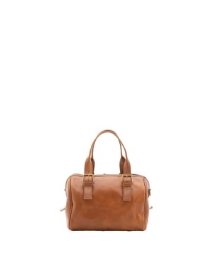 Bolsa baúl unisex. El cierre es con cremallera. Los bolsillos internos son uno con cremallera. Los bolsillos externos están ausentes. La bandolera es ajustable en piel. El asa es regulable en piel. Hay un compartimento interno. El material exterior es 100% Piel Auténtica. Internamente está forrado en algodón. Medidas: 29x27x13 cm. Hecho en Italia
