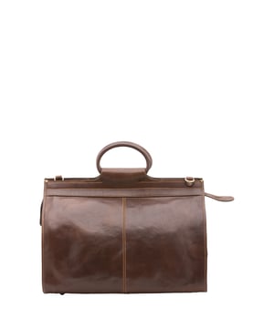 Bolsa de viaje unisex. El cierre es con cremallera. Los bolsillos internos son uno con cremallera. Los bolsillos externos son uno en la espalda con cremallera. La bandolera es ajustable y extraíble en piel. El mango es de piel. Hay un compartimento interno. El material exterior es 100% Piel Auténtica. Internamente está forrado en algodón. Medidas: 49x39x24 cm. Hecho en Italia