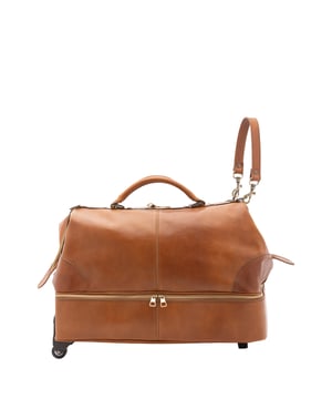 Bolsa de viaje unisex. El cierre es con cremallera. Los bolsillos internos son uno con cremallera. Los bolsillos exteriores son uno en la parte inferior con cremallera. La bandolera es ajustable y extraíble en piel. El asa es extraíble en piel. Hay un compartimento interno. El material exterior es 100% Piel Auténtica. Internamente está forrado en algodón. Medidas: 54x40x29 cm. Hecho en Italia