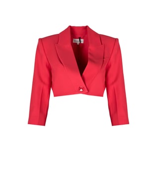 El corte corto y ajustado resalta perfectamente la silueta, añadiendo elegancia y modernidad a cualquier outfit, haciendo que te sientas seguro y con estilo en cualquier situación.

Cierre con botón logotipado que no solo tiene una función práctica, sino que también constituye un sutil acento de diseño, agregando un toque de lujo y prestigio a tu apariencia.

Con manga 7/8, que es una excelente elección para cualquier estación del año, ofreciendo libertad de movimiento y la posibilidad de mostrar tu bisutería favorita, lo que añade un toque de chic y ligereza al conjunto.

Con almohadillas y forro, que no solo proporcionan una perfecta forma y comodidad al vestir, sino que también destacan la meticulosidad de la confección y el cuidado por los detalles que diferencian este producto de otros.

Hecho de tela de alta calidad, que garantiza durabilidad y resistencia a las arrugas, asegurando que la prenda siempre luzca impecable y sea agradable al tacto.

Producido en Italia, lo que es sinónimo de excelente artesanía y una larga tradición en moda, asegurando que cada elemento ha sido creado con la máxima precisión y pasión.