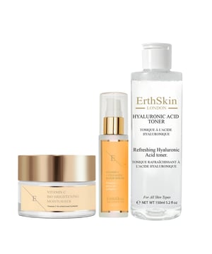 **Vitamin C Bio Brightening Moisturiser 50ml**

Diese Feuchtigkeitscreme enthält Vitamin C, ein starkes Antioxidans, das hilft, den Teint aufzuhellen und auszugleichen, während es gleichzeitig Feuchtigkeit und Nährstoffe spendet. Sie enthält eine Mischung aus Hyaluronsäure und Glycerin, die hilft, Feuchtigkeit zu speichern und die Haut weich, glatt und geschmeidig zu machen.

**Erfrischendes Hyaluronsäure-Tonikum 150ml**

Dieses Gesichtswasser enthält Hyaluronsäure, ein natürliches Feuchthaltemittel, das hilft, Feuchtigkeit in der Haut zu binden und zu speichern. Es reinigt sanft und gleicht den pH-Wert der Haut aus. Die Haut fühlt sich erfrischt und verjüngt an und ist bereit für die nächsten Schritte Ihrer Pflegeroutine.

**Vitamin C + Kollagen Elixier Serum 60ml**

Dieses Serum ist eine wirkungsvolle Mischung aus Vitamin C und Kollagen, die die Haut tiefgreifend nährt und verjüngt. Es hilft, die Elastizität und Festigkeit der Haut zu verbessern, das Erscheinungsbild feiner Linien und Falten zu reduzieren und die Haut weich, glatt und geschmeidig zu machen.

**Vorteile:**

* Vitamin C Bio Aufhellende Feuchtigkeitspflege:
 + Hellt den Hautton auf und gleicht ihn aus
 + Versorgt die Haut mit Feuchtigkeit und Nährstoffen
 + Enthält Hyaluronsäure und Glycerin für lang anhaltende Feuchtigkeit
 + Hinterlässt ein weiches, glattes und geschmeidiges Hautgefühl
* Erfrischendes Hyaluronsäure-Tonikum:
 + Zieht die Feuchtigkeit an und bewahrt sie in der Haut
 + Reinigt sanft und gleicht den pH-Wert der Haut aus
 + Erfrischt und verjüngt die Haut
* Vitamin C + Kollagen Elixier Serum:
 + Nährt und verjüngt die Haut tiefgreifend
 + Verbessert die Elastizität und Festigkeit der Haut
 + Reduziert das Erscheinungsbild von feinen Linien und Fältchen
 + Hinterlässt ein weiches, glattes und geschmeidiges Hautgefühl

**Vorteile der Verwendung dieser Kombination:**

* Bietet eine umfassende Hautpflegeroutine, die auf mehrere Probleme abzielt
* Hilft, den Hautton aufzuhellen und auszugleichen
* Spendet lang anhaltende Feuchtigkeit und Nährstoffe
* Verbessert die Elastizität und Festigkeit der Haut
* Geeignet für alle Hauttypen, auch für trockene, fahle oder alternde Haut