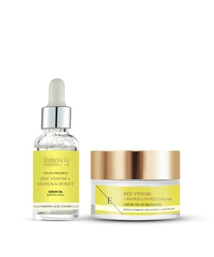 Verhoog je huidverzorgingsroutine met ons duo Bee Venom + Manuka Honey Cream en Bee Venom + Manuka Honey Serum Oil. Deze krachtige combinatie maakt gebruik van de natuurlijke voordelen van bijengif en manukahoning om je huid te voeden, hydrateren en verjongen.

De Bee Venom + Manuka Honey Cream (50ml) is een luxe moisturizer die intense hydratatie biedt en tegelijkertijd de elasticiteit en stevigheid bevordert. Bijengif stimuleert de collageenproductie, waardoor fijne lijntjes en rimpels minder zichtbaar worden. Manukahoning zorgt voor een kalmerend effect en staat bekend om zijn antibacteriële eigenschappen die helpen de teint in balans te houden, zodat je huid zacht, glad en gerevitaliseerd aanvoelt.

Als aanvulling op de crème is er de Bee Venom + Manuka Honey Serum Oil (30 ml), een lichtgewicht maar diep voedende formule. Deze serumolie combineert de verrijkende eigenschappen van bijengif en manukahoning met voedende oliën voor intense hydratatie en herstel. Het trekt snel in, zorgt voor een stralende gloed en verbetert de huidtextuur terwijl tekenen van veroudering worden bestreden.

Samen vormen deze producten een uitgebreid huidverzorgingsregime dat de natuurlijke schoonheid van je huid verbetert en een gezonder en stralender uiterlijk bevordert. Dit duo is geschikt voor alle huidtypes en is een essentiële aanvulling op je dagelijkse routine voor een stralende, jeugdige huid.