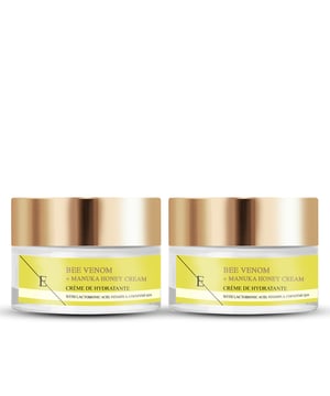 Verwöhnen Sie Ihre Haut mit der nährenden Kraft unserer Bienengift + Manuka-Honig-Creme, die jetzt im Zweier-Set (je 50 ml) erhältlich ist. Diese luxuriöse Feuchtigkeitscreme kombiniert die wirksamen Vorteile von Bienengift und Manuka-Honig, um Ihre Haut mit Feuchtigkeit zu versorgen und zu verjüngen.

Bienengift regt die Kollagenproduktion an und hilft so, die Elastizität der Haut zu verbessern und feine Linien und Fältchen zu reduzieren. Die reichhaltige, cremige Formel zieht schnell ein und hinterlässt ein zartes, revitalisiertes Hautgefühl. Der Manuka-Honig trägt mit seinen natürlichen antibakteriellen Eigenschaften dazu bei, die Haut zu beruhigen und auszugleichen - für einen gesunden Teint.

Diese Creme ist für alle Hauttypen geeignet und spendet nicht nur intensive Feuchtigkeit, sondern unterstreicht auch die natürliche Ausstrahlung Ihrer Haut. Mit den zwei Tiegeln können Sie sicherstellen, dass Ihre Haut Tag und Nacht wunderbar gepflegt wird, was sie zu einer perfekten Ergänzung Ihrer täglichen Hautpflegeroutine macht. Genießen Sie die luxuriösen Vorteile dieses leistungsstarken Duos für ein glatteres, jugendlicheres Aussehen.