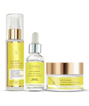 Ervaar de ultieme luxe huidverzorging met onze Bee Venom + Manuka Honey collectie, bestaande uit de Cream, Elixir Serum en Serum Oil. Dit krachtige trio maakt gebruik van de natuurlijke voordelen van bijengif en manukahoning om je huid te voeden, hydrateren en verjongen.

De **Bee Venom + Manuka Honey Cream (50ml)** is een rijke moisturizer ontworpen om diep te hydrateren terwijl het de elasticiteit van de huid bevordert. Bijengif stimuleert de collageenproductie, waardoor fijne lijntjes en rimpels minder zichtbaar worden. Manukahoning, bekend om zijn antibacteriële en verzachtende eigenschappen, herstelt het evenwicht waardoor je huid zacht en gerevitaliseerd aanvoelt.

Het **Bee Venom + Manuka Honey Elixir Serum (60ml)** is een krachtige behandeling die diep doordringt voor gerichte hydratatie en verjonging. Dit serum verbetert de glans en textuur van de huid en bestrijdt tekenen van huidveroudering. Met de gecombineerde kracht van bijengif en manukahoning voedt en verheldert het je teint en bevordert het een jeugdige gloed.

Deze collectie wordt gecompleteerd door **Bee Venom + Manuka Honey Serum Oil (30ml)**, een lichtgewicht maar diep voedende formule. Deze serumolie combineert de verrijkende eigenschappen van bijengif en manukahoning met voedende oliën voor intense hydratatie. Het trekt snel in en zorgt voor een stralende finish terwijl het de textuur en elasticiteit van de huid verbetert.

Samen vormen deze drie producten een uitgebreide huidverzorgingslijn die de natuurlijke schoonheid van je huid verbetert en een gladde, stralende uitstraling bevordert. Dit trio is geschikt voor alle huidtypes en essentieel voor een gezonde, stralende huid.