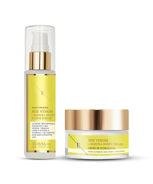Verwen je huid met de luxe voordelen van ons duo Bee Venom + Manuka Honey Cream en Elixir Serum. Deze krachtige combinatie maakt gebruik van de natuurlijke eigenschappen van bijengif en manukahoning voor een stralende en jeugdige teint.

De Bee Venom + Manuka Honey Cream (50ml) is een rijke moisturizer die de huid voedt en hydrateert. Bijengif stimuleert de collageenproductie en helpt zo de elasticiteit van de huid te verbeteren en fijne lijntjes en rimpels te verminderen. In combinatie met de antibacteriële en verzachtende eigenschappen van manukahoning helpt deze crème het evenwicht te herstellen en laat je huid zacht en gerevitaliseerd aanvoelen.

Verbeter je routine met het Bee Venom + Manuka Honey Elixir Serum (60 ml). Dit krachtige serum dringt diep door voor gerichte hydratatie en verjonging. Het serum is verrijkt met bijengif en manukahoning en helpt de teint te verhelderen, de huidtextuur te verbeteren en tekenen van huidveroudering tegen te gaan. De lichtgewicht formule trekt snel in en zorgt voor een directe vochtboost en voeding.

Samen werken deze producten synergetisch om de natuurlijke schoonheid van je huid te verbeteren, waardoor je huid er glad en stralend uitziet. Dit duo is perfect voor alle huidtypes en is een essentiële aanvulling op je huidverzorgingsroutine voor een gezonde, stralende huid.