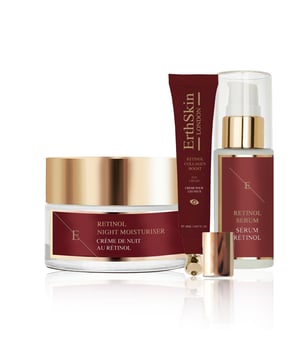 Beleben Sie Ihre Hautpflegeroutine mit unserem Retinol Collagen Boost Augencreme, Retinol Feuchtigkeitscreme und Pro Retinol Serum-Set, das speziell entwickelt wurde, um Anzeichen der Hautalterung gezielt zu bekämpfen und einen jugendlichen Teint zu fördern.

Die Retinol Collagen Boost Augencreme (20ml) richtet sich speziell an den empfindlichen Augenbereich und reduziert das Erscheinungsbild feiner Linien, Schwellungen und dunkler Ringe. Angereichert mit Kollagen und kraftvollen Antioxidantien hydratisiert diese Creme die Haut und strafft sie, sodass Ihre Augen frisch und verjüngt aussehen.

Die Retinol Feuchtigkeitscreme (50ml) bietet intensive Hydratation und nutzt die Anti-Aging-Vorteile von Retinol. Diese leichte Formel verbessert die Hautstruktur und den Hautton, minimiert das Erscheinungsbild von Falten und fördert einen strahlenden Teint. Ihre nährenden Inhaltsstoffe helfen, die Elastizität wiederherzustellen, sodass Ihre Haut jugendlich aussieht und sich auch so anfühlt.

Ergänzt werden diese Produkte durch das Pro Retinol Serum (30ml), eine potente Behandlung, die die Hauterneuerung verbessert und die Kollagenproduktion anregt. Dieses schnell einziehende Serum dringt tief ein, um feine Linien, ungleichmäßigen Hautton und die Hautstruktur gezielt anzugehen und sichtbare Ergebnisse zu liefern.

Zusammen bietet dieses kraftvolle Trio eine umfassende Anti-Aging-Lösung, die Ihre Haut hydratisiert, revitalisiert und schützt und Ihnen hilft, ein glatteres, jugendlicheres Erscheinungsbild zu erzielen. Perfekt für alle Hauttypen, ist dieses Set eine wesentliche Ergänzung Ihrer täglichen Hautpflegeroutine.