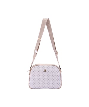 Bolso bandolera para mujer. El cierre es con cremallera. Los bolsillos internos son uno con cremallera. Los bolsillos externos son uno en la espalda con cremallera. La bandolera es ajustable en tela. Falta el mango. Hay tres compartimentos internos. El material exterior es ecopiel. Internamente está forrado en poliéster. Medidas: 19x26x9 cm. Producto de moda