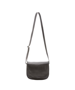 Crossbodytas voor dames met drukknoopsluiting. één met binnenzakken met ritssluiting. één achterkant met externe zakken met ritssluiting. verstelbaar in lederen schouderband. ontbrekend handvat. twee binnenvakken.  extern materiaal. gevoerd met echt lederen interieur. Afmetingen: 25x23x11 cm. Gemaakt in Italië