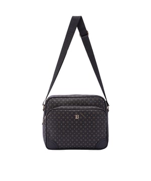 Bolso bandolera para mujer. El cierre es con cremallera. Los bolsillos internos son uno con cremallera. Los bolsillos externos son uno delantero con cremallera y otro trasero con cremallera. La bandolera es ajustable en tela. Falta el mango. Hay dos compartimentos internos. El material exterior es ecopiel. Internamente está forrado en poliéster. Medidas: 24x29x13 cm. Producto de moda