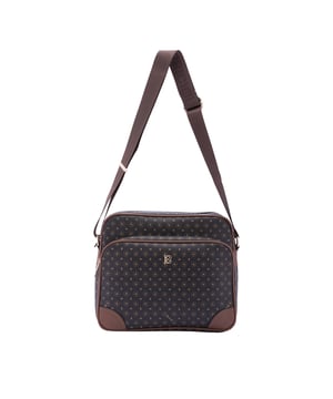 Bolso bandolera para mujer. El cierre es con cremallera. Los bolsillos internos son uno con cremallera. Los bolsillos externos son uno delantero con cremallera y otro trasero con cremallera. La bandolera es ajustable en tela. Falta el mango. Hay dos compartimentos internos. El material exterior es ecopiel. Internamente está forrado en poliéster. Medidas: 24x29x13 cm. Producto de moda