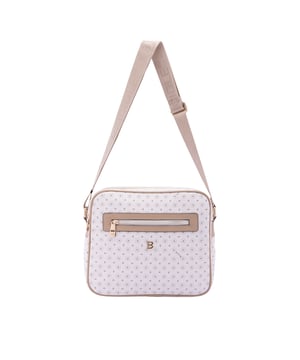 Bolso bandolera para mujer. El cierre es con cremallera. Los bolsillos internos son uno con cremallera. Los bolsillos exteriores son dos delanteros con cremallera y dos traseros con cremallera. La bandolera es ajustable en tela. Falta el mango. Hay tres compartimentos internos. El material exterior es ecopiel. Internamente está forrado en poliéster. Medidas: 24x29x11 cm. Producto de moda