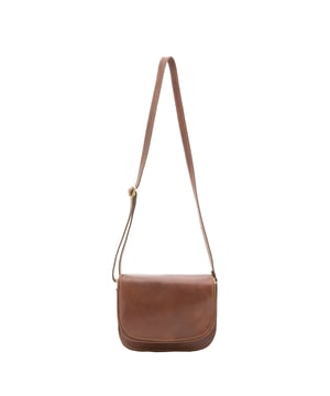 Bolso bandolera para mujer. El cierre es con botón de presión. Los bolsillos internos son uno con cremallera. Los bolsillos externos son uno en la espalda con cremallera. La bandolera es ajustable en piel. Falta el mango. Hay dos compartimentos internos. El material exterior es 100% Piel Auténtica. Internamente está forrado en piel auténtica. Medidas: 25x23x11 cm. Hecho en Italia