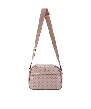 Bolso bandolera para mujer. El cierre es con cremallera. Los bolsillos internos son uno con cremallera. Los bolsillos externos son uno delantero con cremallera y otro trasero con cremallera. La bandolera es ajustable en tela. Falta el mango. Hay dos compartimentos internos. El material exterior es ecopiel. Internamente está forrado en poliéster. Medidas: 19x26x9 cm. Producto de moda