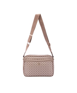 Bolso bandolera para mujer. El cierre es con cremallera. Los bolsillos internos son uno con cremallera. Los bolsillos externos son uno delantero con cremallera y otro trasero con cremallera. La bandolera es ajustable en tela. Falta el mango. Hay un compartimento interno. El material exterior es ecopiel. Internamente está forrado en poliéster. Medidas: 18x28x11 cm. Producto de moda
