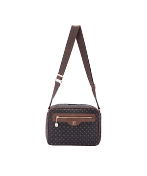 Bolso bandolera para mujer. El cierre es con cremallera. Los bolsillos internos son uno con cremallera. Los bolsillos externos son uno delantero con cremallera y otro trasero con cremallera. La bandolera es ajustable en tela. Falta el mango. Hay un compartimento interno. El material exterior es ecopiel. Internamente está forrado en poliéster. Medidas: 19x26x9 cm. Producto de moda