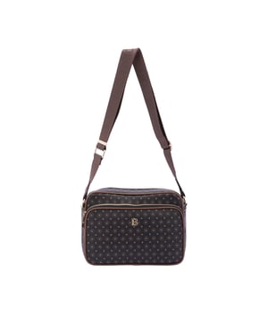 Bolso bandolera para mujer. El cierre es con cremallera. Los bolsillos internos son uno con cremallera. Los bolsillos externos son uno delantero con cremallera y otro trasero con cremallera. La bandolera es ajustable en tela. Falta el mango. Hay un compartimento interno. El material exterior es ecopiel. Internamente está forrado en poliéster. Medidas: 18x28x11 cm. Producto de moda