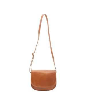 Bolso bandolera para mujer. El cierre es con botón de presión. Los bolsillos internos son uno con cremallera. Los bolsillos externos son uno en la espalda con cremallera. La bandolera es ajustable en piel. Falta el mango. Hay dos compartimentos internos. El material exterior es 100% Piel Auténtica. Internamente está forrado en piel auténtica. Medidas: 25x23x11 cm. Hecho en Italia