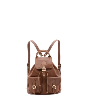Mochila unisex. El cierre es con botón magnético y cordón. Los bolsillos internos son uno con cremallera. Los bolsillos exteriores son dos frontales con hebilla. La bandolera es ajustable en piel. El mango es de piel. Hay un compartimento interno. El material exterior es 100% Piel Auténtica. Internamente está forrado en piel auténtica. Medidas: 31x35x13 cm. Hecho en Italia