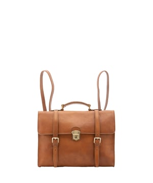 Unisex-Rucksack mit Schnappverschluss. zwei offene Innentaschen. eine Rückseite mit Reißverschluss-Außentaschen. verstellbarer Schultergurt aus Leder. im Ledergriff. zwei Innenfächer.  Außenmaterial. Innen mit Baumwolle gefüttert. Maße: 37x28x9 cm. Hergestellt in Italien