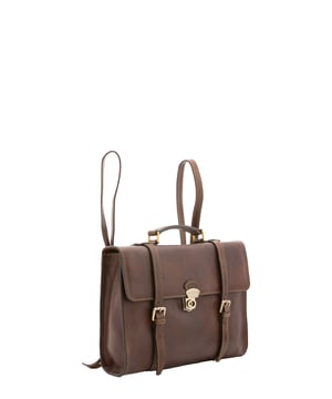 Mochila unisex. El cierre es rápido. Hay dos bolsillos internos abiertos. Los bolsillos externos son uno en la espalda con cremallera. La bandolera es ajustable en piel. El mango es de piel. Hay dos compartimentos internos. El material exterior es 100% Piel Auténtica. Internamente está forrado en algodón. Medidas: 37x28x9 cm. Hecho en Italia