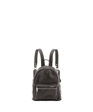 Unisex-Rucksack mit Reißverschluss. eine offene Innentasche. eine Vorderseite mit Außentaschen mit Reißverschluss. verstellbarer Schultergurt aus Leder. im Ledergriff. ein Innenfach.  Außenmaterial. Innen mit Baumwolle gefüttert. Maße: 23x29x13 cm. Hergestellt in Italien