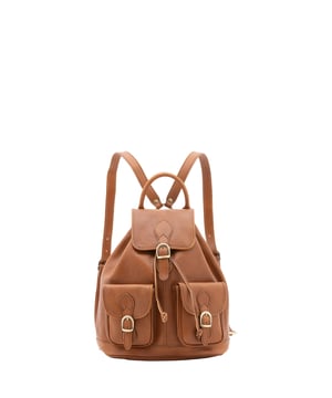 Mochila unisex. El cierre es con botón magnético y cordón. Los bolsillos internos son uno con cremallera. Los bolsillos exteriores son dos frontales con hebilla. La bandolera es ajustable en piel. El mango es de piel. Hay un compartimento interno. El material exterior es 100% Piel Auténtica. Internamente está forrado en piel auténtica. Medidas: 31x35x13 cm. Hecho en Italia