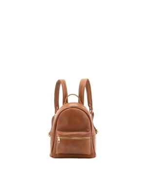 Mochila unisex. El cierre es con cremallera. Los bolsillos internos son uno abierto. Los bolsillos externos son uno frontal con cremallera. La bandolera es ajustable en piel. El mango es de piel. Hay un compartimento interno. El material exterior es 100% Piel Auténtica. Internamente está forrado en algodón. Medidas: 23x29x13 cm. Hecho en Italia