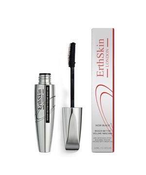 Onze Better Bigger Volume Mascara is ontworpen om bij elke toepassing dramatische, volumineuze wimpers te leveren. Deze hoogwaardige formule zorgt voor intense kleuren en vollere, meer gedefinieerde wimpers zonder klonteren of schilferen. Het innovatieve borsteltje is gemaakt om elke wimper van de wortel tot de punt te scheiden en te bedekken, waardoor zowel de lengte als het volume worden verbeterd voor een opvallende, opvallende look. Verrijkt met voedende ingrediënten, helpt het de wimpers te conditioneren en te versterken, terwijl het de hele dag blijft zitten.