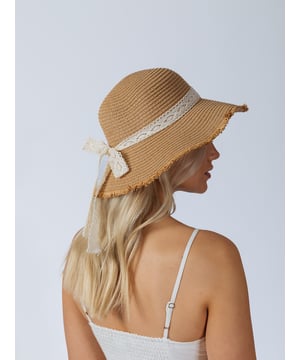 This dome-style hat features a wide, frayed brim to shield your face from UV rays, offering sun protection. The delicate lace ribbon adds a feminine touch, making it the perfect accessory to complement any holiday outfit. Crafted from breathable materials for comfort and style. SKU: HW320328