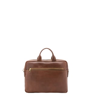Bolso unisex. El cierre es con cremallera. Hay dos bolsillos internos abiertos. Los bolsillos externos son uno frontal con cremallera y otro trasero con cremallera. La bandolera es ajustable y extraíble en piel. El mango es de piel. Hay dos compartimentos internos. El material exterior es 100% Piel Auténtica. Internamente está forrado en algodón. Medidas: 37x27x6 cm. Hecho en Italia