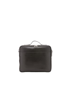 Unisex handtas met ritssluiting. één open binnenzak. een open externe zakken aan de voorkant. verstelbare en afneembare lederen schouderband. met leren handvat. een binnencompartiment.  extern materiaal. gevoerd met katoenen binnenkant. Afmetingen: 38x32x6 cm. Gemaakt in Italië