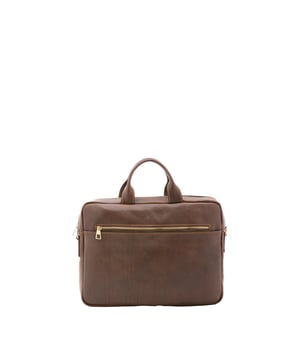 Bolso unisex. El cierre es con cremallera. Hay dos bolsillos internos abiertos. Los bolsillos externos son uno frontal con cremallera y otro trasero con cremallera. La bandolera es ajustable y extraíble en piel. El mango es de piel. Hay dos compartimentos internos. El material exterior es 100% Piel Auténtica. Internamente está forrado en algodón. Medidas: 37x27x6 cm. Hecho en Italia