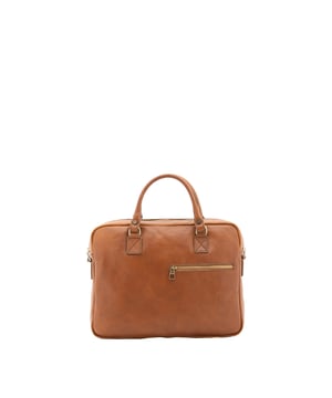 Bolso unisex. El cierre es con cremallera. Hay dos bolsillos internos abiertos. Los bolsillos externos son uno frontal con cremallera y otro trasero con cremallera. La bandolera es ajustable y extraíble en piel. El mango es de piel. Hay dos compartimentos internos. El material exterior es 100% Piel Auténtica. Internamente está forrado en algodón. Medidas: 38x28x7 cm. Hecho en Italia