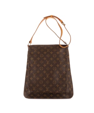 Louis Vuitton Bolsas Musette GM Bolso bandolera en Marrón Lona recubierta y Latón dorado hardware. El producto está en en Perfectas Condiciones (AA).
  Dimensiones: 37x30x6 cm 
  Accesorios incluidos: Dustbag
    
  BrandCo Paris encuentra artículos raros y en las mejores condiciones a precios increíbles. ¡Vale la pena tener paciencia! Compra con confianza: todos los artículos de BrandCo Paris son seleccionados y autenticados cuidadosamente por nuestro equipo de expertos.
  Todos los artículos vienen con un certificado de autenticidad y un embalaje entregado por BrandCo Paris.
  Tabla de clasificación de la condición del artículo
  N (como nuevo)
  AA (perfecto estado)
  A (excelente estado)
  AB (muy buen estado)
  B (bueno/regular)