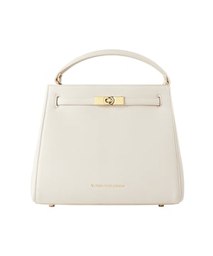Victoria Hyde, women's bag, work bag, New Work, Victoria, shoulder bag
This new version of the Victoria handbag impresses with its trapezoidal silhouette in a versatile cream color. Made from high-quality faux leather, it combines luxurious details such as the gold-colored clasp and subtle branding with a modern, minimalist design. The top handle and adjustable shoulder strap offer flexible carrying options. The interior impresses with well thought-out compartments that offer enough space for everyday items such as small books or tablets. Golden fittings perfectly round off the elegant design of this new version.

Details:

Dimensions: L28cm*H23cm*D11cm

Material: Fabric：PU, Lining：Microfiber

Metal color: light gold

Interior structure: Inside of the front of the bag: 1 zipped pocket made of organza.
Outside of the back: 1 headphone pocket, 1 lipstick pocket, 2 pen pockets, 1 key pocket, 1 sunglasses strap + D-ring.