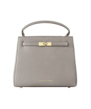 Victoria Hyde, women's bag, work bag, New Work, Victoria, shoulder bag
This new version of the Victoria handbag in nude is made of high-quality material and combines luxurious details such as the gold-colored clasp and subtle branding with a modern, minimalist design. The top handle and adjustable shoulder strap offer flexible carrying options so that the bag can be carried in style both in everyday life and after work. The interior impresses with well thought-out compartments that offer enough space for everyday items such as small books or tablets. Golden fittings perfectly round off the elegant design of this new version and make it an ideal companion for any occasion.

Details:

Dimensions: L28cm*H23cm*D11cm

Material: Fabric：PU, Lining：Microfiber

Metal color: light gold

Interior structure: Inside of the front of the bag: 1 zipper pocket made of organza.
Outside of the back: 1 headphone pocket, 1 lipstick pocket, 2 pen pockets, 1 key pocket, 1 sunglasses strap + D-ring.