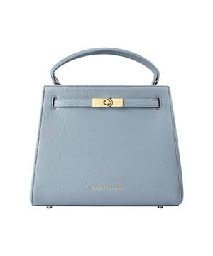 Victoria Hyde, women's bag, work bag, New Work, Victoria, shoulder bag
This new version of the Victoria handbag impresses with its trapezoidal silhouette in a versatile shade of blue. Made from high-quality faux leather, it combines luxurious details such as the gold-colored clasp and subtle branding with a modern, minimalist design. The top handle and adjustable shoulder strap offer flexible carrying options. The interior impresses with well thought-out compartments that offer enough space for everyday items such as small books or tablets. Golden fittings perfectly round off the elegant design of this new version.

Details:

Dimensions: L28cm*H23cm*D11cm

Material: Fabric：PU, Lining：Microfiber

Metal color: light gold

Interior structure: Inside of the front of the bag: 1 zipped pocket made of organza.
Outside of the back: 1 headphone pocket, 1 lipstick pocket, 2 pen pockets, 1 key pocket, 1 sunglasses strap + D-ring.