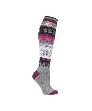 Calcetines largos Heat Holders Lite para mujer: Ya están aquí los nuevos calcetines Heat Holders Lite. ¡Ahora con un estilo extra largo! Los creadores de Heat Holders han escuchado las peticiones de los clientes para crear un calcetín térmico que no sea tan grueso, ahora los Heat Holders pueden caber en un zapato de vestir normal o en una zapatilla deportiva. Sin embargo, su sólido índice de 1,6 tog significa que tus pies seguirán estando muy calientes. Con muchos estilos fabulosos de marga entre los que elegir, tus pies estarán elegantes y calientes al mismo tiempo, ¿quién no querría eso? Esta versión de los calcetines Heat Holders Lite es extra larga, llegando justo por debajo de la rodilla, dándote más calor para toda la pierna. Características principales. Heat Holders Yarn - Nuestro hilo térmico especialmente desarrollado proporciona un aislamiento de alto rendimiento contra el frío con una capacidad superior de transpiración de la humedad. Heat Holders Loops - La innovadora tecnología de tejido de punto produce nuestra exclusiva pila acolchada con bucles extralargos para retener más aire caliente, aumentando el índice TOG. Heat Holders Brushing - Por último, nuestro experto proceso de cepillado maximiza la cantidad de aire caliente retenido en el interior de cada calcetín para ofrecer una calidez total y comodidad durante todo el día. Heat Holders Lite Long Tog rating - Estos calcetines están científicamente probados para ser 5 veces más cálidos que un calcetín básico de algodón, con un tog rating de 1,6. Esta nueva versión de los calcetines Heat Holders resuelve el problema del "grosor excesivo" de los calcetines Heat Holders originales. Estos calcetines están hechos de 91% acrílico, 5% nylon, 3% poliéster, 1% elastano, y son de la talla 4-8 UK.