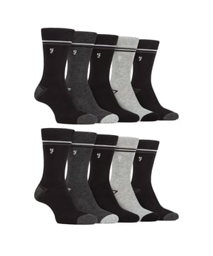 Farah - Paquete múltiple de 10 pares de calcetines de bambú brillante para hombre: Entra en un mundo de comodidad y estilo sin igual con los calcetines Farah Men's Bamboo Bright Socks. Mime sus pies con la lujosa suavidad del bambú y sienta cada paso como si caminara sobre las nubes. Este paquete de 10 calcetines para hombre está hecho de bambú, proporcionando un tacto suave y afelpado que eleva tu experiencia con los calcetines. Las propiedades únicas del bambú van más allá de la mera suavidad: estos calcetines regulan la temperatura de forma natural, garantizando calor en invierno y una sensación fresca y transpirable en verano. Si le preocupa la circulación, ¡no se preocupe! El diseño de agarre suave de estos calcetines contribuye a mejorar la circulación regular, favoreciendo el confort durante todo el día. Exprese su individualidad con los más de 12 diseños variados de rayas, colores vivos y lisos. . Disponibles en talla única de hombre 6-11 UK, estos calcetines están meticulosamente confeccionados en 69% Viscosa (de Bambú), 28% Poliéster, 2% Elastodieno y 1% Elastano para una mezcla de suavidad, durabilidad y flexibilidad. Se pueden lavar a máquina. Detalles adicionales del producto: Farah Men's Bamboo Socks 10 Pair Value Pack Super Soft Bamboo Moisture Wicking Striped & Coloured Patterns Hand-Linked Toe Seams Soft Gentle Grip Top Great For Circulation Over 12 Style Options Men's One Size: 6-11 UK Lavables a Máquina
