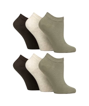 IOMI - Pack de 6 calcetines para diabéticos: Descubra la solución ideal para el cuidado del pie diabético con los calcetines para diabéticos especialmente diseñados para mujeres de IOMI Footnurse. Diseñados por expertos técnicos, estos calcetines IOMI Diabetic Trainer ofrecen un enfoque adaptado a la salud del pie diabético con un corte bajo, ideal para los meses de primavera y verano. Estos magníficos calcetines, lujosamente suaves y ricos en algodón, se han confeccionado para sujetar los tobillos sin elasticidad y sin la tirantez que puede causar problemas a cualquier persona con problemas circulatorios. Diseñados para adaptarse perfectamente a los contornos del tobillo, los remates en forma de panal de abeja especialmente moldeados y tejidos son una gran característica que elimina los incómodos anillos de constricción, cruciales para las personas diabéticas. También incluyen dedos de los pies unidos a mano para costuras lisas, esencial para facilitar la comodidad para los diabéticos y prevenir la acidez, por lo que tiene sentido elegir estos calcetines ligeros IOMI entrenador diabético para cuidar de sus piernas todos los días. Estos calcetines vienen en paquetes de 6 pares y están disponibles en 8 opciones diferentes. Están hechos de: 77% Algodón, 15% Poliéster, 1% Elastano. Vienen en talla única de mujer 4-8 UK y son lavables a máquina. Detalles adicionales del producto: IOMI Footnurse 6 Pack Calcetines para Diabéticos NON ELASTIC Ankle Top Smooth Toe Seam HoneyComb Top Hand Linked Toe Seam Soft Touch Cotton Designed For Diabetes Ideal for Large or Swollen Legs Ladies One Size: 4-8 UK