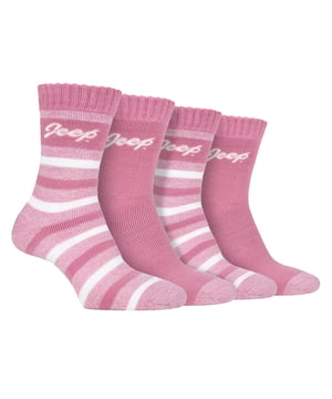 Jeep Damen 4er Pack Thermo-Stiefelsocken: Präsentieren Sie die Jeep gepolsterten, gebürsteten Thermo-Stiefelsocken, die perfekte Kombination aus Komfort und Wärme. Hergestellt aus 90 % Acryl, 8 % Polyester und 2 % Elasthan, kommen diese mittelstarken Stiefelsocken in einem praktischen 4-Paar-Pack mit zwei stilvollen Designs. Im Gegensatz zu gewöhnlichen Stiefelsocken verfügen diese speziellen Socken über eine Frottierpolsterung, die in weiche Faserwolken gebürstet wurde, und bieten außergewöhnliche Isolierung und maximale Wärme. Die thermischen Eigenschaften sorgen dafür, dass Ihre Füße warm bleiben, ohne die Atmungsaktivität zu beeinträchtigen - kein schwitzendes Füße mehr. Verabschieden Sie sich von Unannehmlichkeiten mit den glatten Zehnähnen, die diese Socken noch bequemer machen. Der innere gebürstete Stoff erhöht nicht nur die Weichheit, sondern verbessert auch die thermischen Eigenschaften der Socken, sodass Sie an kalten Tagen warm bleiben. Mit Liebe gefertigt und mit eingewebten Jeep-Logos versehen, sind diese Damen-Stiefelsocken darauf ausgelegt, Sie den ganzen Tag über stilvoll und gemütlich zu halten. Maschinenwaschbar bei 40°, die Pflege dieser Socken ist ein Kinderspiel. Geben Sie sich nicht mit klobigen Socken zufrieden, die keine Wärme bieten. Optimieren Sie Ihr Socken-Spiel mit den Jeep gepolsterten, gebürsteten Thermo-Stiefelsocken – Ihre Füße werden es Ihnen danken! Zusätzliche Produktdetails: Hergestellt aus 90 % Acryl, 8 % Polyester, 2 % Elasthan – perfekte Mischung. Weiche Frottierpolsterung für Isolierung und Gemütlichkeit. Atmungsaktive thermische Eigenschaften, keine schwitzenden Füße mehr. Glatte Zehnähte für unvergleichlichen Komfort. Stilvolles Design mit eingewebten Jeep-Logos. Maschinenwaschbar bei 40°, leicht zu pflegen. Verbessern Sie Ihr Socken-Spiel und halten Sie die Füße glücklich!