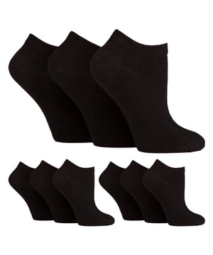 Gentle Grip - Calcetines Diabéticos Multipack de 9 Pares para Mujer: Descubra la solución definitiva para el cuidado del pie diabético con los calcetines especialmente diseñados para mujeres diabéticas de Gentle Grip. Diseñados por expertos técnicos, estos calcetines Gentle Grip Diabetic Trainer ofrecen un enfoque adaptado a la salud del pie diabético con un corte bajo, perfecto para las estaciones de primavera y verano. Experimente una comodidad incomparable con estos calcetines de algodón lujosamente suaves, meticulosamente diseñados para sujetar firmemente los tobillos sin elasticidad, eliminando la opresión que puede plantear problemas a las personas con problemas circulatorios. Con punteras unidas a mano para unas costuras suaves, estos calcetines dan prioridad a la comodidad de los diabéticos, evitando irritaciones y dolores. . La parte superior en forma de panal de abeja se adapta sin esfuerzo al contorno del tobillo, eliminando los incómodos anillos de constricción, algo crucial para las personas diabéticas. Confíe en el compromiso de Gentle Grip con la comodidad y la calidad, asegurándose de que sus pies reciben el cuidado que se merecen. Estos calcetines vienen en paquetes de 9 pares y están disponibles en 6 opciones diferentes. Están hechos de: 77% Algodón, 15% Poliéster, 1% Elastano. Vienen en talla única de mujer 4-8 UK y son lavables a máquina. Detalles adicionales del producto: Gentle Grip Calcetines diabéticos NON ELASTIC tobillo superior suave costura del dedo del pie HoneyComb superior mano vinculado costura del dedo del pie suave al tacto de algodón