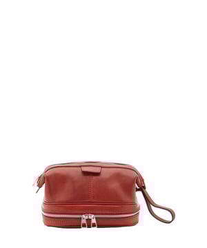 Unisex clutch tas met ritssluiting. ontbrekende binnenzakken. één aan de onderkant met externe zakken met ritssluiting. ontbrekende schouderband. met leren handvat. twee binnenvakken.  extern materiaal. gevoerd met katoenen binnenkant. Afmetingen: 25x18x16 cm. Gemaakt in Italië