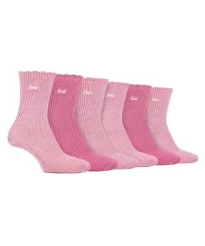 Calcetines Jeep Ladies 6 Pack Scalloped Cuff: Presentamos los calcetines Jeep Bamboo Scalloped Top Socks, un encantador pack triple de calcetines de mujer que destilan comodidad y elegancia. Confeccionados con una mezcla de 88% bambú, 10% poliéster y 2% elastano, estos calcetines ofrecen un tacto supersuave y sedoso. El diseño de galga fina presenta perneras acanaladas y puños con borde festoneado para dar un toque de sofisticación. Estos calcetines de bambú no sólo son un regalo para la vista, sino también una bendición para los pies. El bambú, conocido por su naturaleza suave, se adapta a todo tipo de pieles, por lo que es una opción perfecta para las personas sensibles. Las propiedades naturales del bambú incluyen la resistencia a bacterias y hongos, lo que garantiza la frescura durante todo el uso. Además, estos calcetines tienen una capacidad de absorción de la humedad superior a la de los calcetines de algodón, proporcionando una sensación de sequedad y comodidad. Lleve estos lujosos calcetines de bambú en cualquier estación, ya que poseen capacidades termorreguladoras inherentes que se adaptan a los cambios de temperatura. Tanto si lleva zapatos como botas, estos calcetines prometen un gran ajuste y un aspecto elegante. Cada par está elegantemente bordado con un logo Jeep en contraste, completando el trío perfecto de colores y comodidad. Lavables a máquina a 40°, su mantenimiento no supone ningún esfuerzo, por lo que podrás disfrutar del placer de estos calcetines de bambú una y otra vez. Mima tus pies como se merecen con los calcetines Jeep Bamboo Scalloped Top. Detalles adicionales del producto: Encantadores calcetines de mujer con comodidad y elegancia. Mezcla de 88% bambú, 10% poliéster y 2% elastán para un tacto similar a la seda. Suave con todo tipo de pieles, perfecto para las sensibilidades. Resistente a las bacterias y los hongos, garantiza un frescor duradero. Absorción superior de la humedad para una experiencia seca y confortable. Capacidad termorreguladora inherente para llevarlo todo el año. Diseño elegante con perneras de canalé y puños festoneados. Mantenimiento sin esfuerzo, lavable a máquina a 40°.