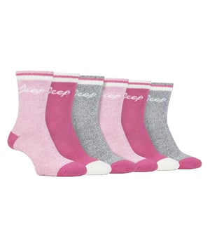 Jeep Damen 6er-Pack Vollpolster-Stiefelsocken: Entdecken Sie die Damen Jeep Performance Vollpolster-Stiefelsocken, eine perfekte Kombination aus Komfort und Langlebigkeit für verschiedene Aktivitäten. Dieses 6er-Pack bietet eine weiche, atmungsaktive Poly-Baumwoll-Mischung mit 60% Polyester, 38% Baumwolle, 1% Elastodien und 1% Elasthan. Die mittlere Dicke und die standardmäßigen Zehen-Nähte sorgen für eine bequeme Passform. Mit voller Terry-Schleifenpolsterung gefertigt, bieten diese Knöchelhohen Stiefelsocken außergewöhnlichen Schutz für Fuß und Knöchel. Die Socken sind stilvoll gestaltet mit einer Kombination aus Melange- und einfarbigen Garnen, die durch sportliche Streifenbündchen und das Jeep-Signaturlogo ergänzt werden. Mit eingewobenen elastischen Fußgewölbe-Stützen bieten diese Socken Unterstützung im Mittelfußbereich und einen sicheren Sitz während des Tragens. Maschinenwaschbar bei 40°, sind diese leichten Socken pflegeleicht und ideal für verschiedene Freizeitaktivitäten und den Alltag. Erleben Sie die perfekte Kombination aus Weichheit und Leistung mit diesen Jeep Performance Vollpolster-Stiefelsocken für Damen. Zusätzliche Produktdetails: Weiche, atmungsaktive Poly-Baumwoll-Mischung (60% Polyester, 38% Baumwolle). Volle Terry-Schleifenpolsterung zum Schutz von Fuß und Knöchel. Stylisches Design mit Melange-, einfarbigen Garnen und sportlichen Streifenbündchen. Eingewobene elastische Fußgewölbe-Stützen für einen sicheren Sitz. Maschinenwaschbar bei 40° für einfache Pflege. Ideal für verschiedene Aktivitäten und den täglichen Gebrauch. Erleben Sie Weichheit und Leistung in jedem Schritt.