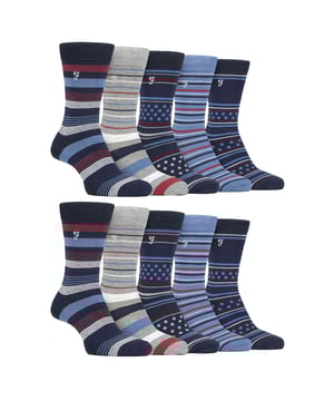 Farah - Paquete múltiple de 10 pares de calcetines de bambú brillante para hombre: Entra en un mundo de comodidad y estilo sin igual con los calcetines Farah Men's Bamboo Bright Socks. Mime sus pies con la lujosa suavidad del bambú y sienta cada paso como si caminara sobre las nubes. Este paquete de 10 calcetines para hombre está hecho de bambú, proporcionando un tacto suave y afelpado que eleva tu experiencia con los calcetines. Las propiedades únicas del bambú van más allá de la mera suavidad: estos calcetines regulan la temperatura de forma natural, garantizando calor en invierno y una sensación fresca y transpirable en verano. Si le preocupa la circulación, ¡no se preocupe! El diseño de agarre suave de estos calcetines contribuye a mejorar la circulación regular, favoreciendo el confort durante todo el día. Exprese su individualidad con los más de 12 diseños variados de rayas, colores vivos y lisos. . Disponibles en talla única de hombre 6-11 UK, estos calcetines están meticulosamente confeccionados en 69% Viscosa (de Bambú), 28% Poliéster, 2% Elastodieno y 1% Elastano para una mezcla de suavidad, durabilidad y flexibilidad. Se pueden lavar a máquina. Detalles adicionales del producto: Farah Men's Bamboo Socks 10 Pair Value Pack Super Soft Bamboo Moisture Wicking Striped & Coloured Patterns Hand-Linked Toe Seams Soft Gentle Grip Top Great For Circulation Over 12 Style Options Men's One Size: 6-11 UK Lavables a Máquina