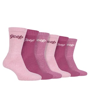 Pack de 6 calcetines de algodón Jeep para mujer: Presentamos nuestros calcetines Jeep Cushioned Foot Cotton Boot Socks - el compañero perfecto para las aventuras urbanas de trail con botas. Este pack de 6 pares está confeccionado con una mezcla suave y transpirable, compuesta por un 82% de algodón, un 15% de nailon, un 1% de poliéster y un 2% de elastano. Con costuras y puños estándar, estos calcetines ofrecen un ajuste cómodo. Diseñados para ofrecer el máximo confort y protección, los calcetines presentan un grosor medio y una pernera acanalada. El pie está totalmente acolchado con un denso rizo, que proporciona una excelente amortiguación, aislamiento y absorción de impactos desde los dedos hasta el talón. Despídete de los impactos y golpes cotidianos durante tus excursiones al aire libre. En elegantes tonos de colores lisos, marga e hilos de colores en bloque, estos calcetines de bota lucen los logotipos Jeep script entretejidos en las perneras para darles un toque moderno. Son lavables a máquina a 40°, lo que garantiza un fácil mantenimiento. Ideales para el tiempo libre, estos calcetines de bota Jeep para mujer son la combinación perfecta de estilo y funcionalidad. No pierdas la oportunidad de disfrutar de unos pies supersuaves y ricos en algodón. . Detalles del producto extra: Calcetines Jeep Cushioned Foot Cotton Boot - tu compañero de aventuras en los senderos urbanos. Mezcla suave y transpirable - 82% Algodón, 15% Nylon, 1% Poliéster, 2% Elastano. Máximo confort y protección con grosor medio y pierna acanalada. Pie totalmente acolchado con rizo denso para una excelente amortiguación. Tonos elegantes con modernos logotipos Jeep script tejidos en las perneras. Lavable a máquina a 40° para un fácil mantenimiento. Di adiós a los impactos y golpes durante las excursiones al aire libre. Disfruta de una comodidad supersuave y rica en algodón para tus pies.
