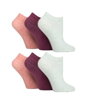 IOMI - Pack de 6 calcetines para diabéticos: Descubra la solución ideal para el cuidado del pie diabético con los calcetines para diabéticos especialmente diseñados para mujeres de IOMI Footnurse. Diseñados por expertos técnicos, estos calcetines IOMI Diabetic Trainer ofrecen un enfoque adaptado a la salud del pie diabético con un corte bajo, ideal para los meses de primavera y verano. Estos magníficos calcetines, lujosamente suaves y ricos en algodón, se han confeccionado para sujetar los tobillos sin elasticidad y sin la tirantez que puede causar problemas a cualquier persona con problemas circulatorios. Diseñados para adaptarse perfectamente a los contornos del tobillo, los remates de nido de abeja de forma y tejido especiales eliminan los incómodos anillos de constricción, cruciales para las personas diabéticas. También incluyen dedos de los pies unidos a mano para costuras suaves, esencial para facilitar la comodidad para los diabéticos y prevenir la acidez, por lo que tiene sentido elegir estos calcetines ligeros IOMI entrenador diabético para cuidar de sus piernas todos los días. Estos calcetines vienen en paquetes de 6 pares y están disponibles en 8 opciones diferentes. Están hechos de: 77% Algodón, 15% Poliéster, 1% Elastano. Vienen en talla única de mujer 4-8 UK y son lavables a máquina. Detalles adicionales del producto: IOMI Footnurse 6 Pack Calcetines para Diabéticos NON ELASTIC Ankle Top Smooth Toe Seam HoneyComb Top Hand Linked Toe Seam Soft Touch Cotton Designed For Diabetes Ideal for Large or Swollen Legs Ladies One Size: 4-8 UK