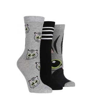 Wildfeet Ladies 3 Pack Calcetines de algodón: ¿Está buscando un regalo para el amante de los animales en su vida? No busques más, Wild Feet Ladies Cotton Rich Socks. Con una gran variedad de diseños de animales, son el regalo perfecto para cualquier persona que le encanta mostrar su pasión por los amigos peludos. Disfruta de una gran comodidad y transpirabilidad con estos calcetines Wild Feet, fabricados con fibras de algodón suaves y transpirables. Cada paquete de 3 incluye una mezcla de tres diseños divertidos y juguetones, que muestran una gama de novedosos motivos animales perfectos para cualquier ocasión. Tanto si estás haciendo recados, trabajando o simplemente descansando en casa, estos calcetines te garantizan unos pies cómodos y con estilo. Elige entre una gran variedad de diseños divertidos y juguetones, como adorables conejos, astutos zorros, adorables gatos, coloridos loros, juguetones perros salchicha y zumbadoras abejas, entre otros. Wild Feet es una gama de calcetines con diseños chulos, motivos simpáticos y eslóganes extravagantes: ¡desde carlinos y pingüinos hasta leones y llamas! - Elige entre una gama de estilos para hombre y mujer, desde calcetines tobilleros hasta calcetines deportivos. Hay 3 pares por paquete y vienen en talla única para señoras 4-8 UK. Están hechos de 76% algodón, 22% poliamida, 2% elastano y son lavables a máquina. Detalles adicionales del producto: Pack de 3 calcetines de algodón con dibujos de animales 7 estilos disponibles Suaves y cómodos Una gran idea para regalar Pies Salvajes Marca Wild Feet